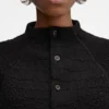 Die Scala-Strickjacke Strickjacke mit hohem Kragen