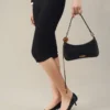 Die Schultertasche Bisou Perle mit Perlenverzierung