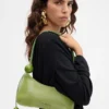 Die Schultertasche Bisou Perle mit Perlenverzierung